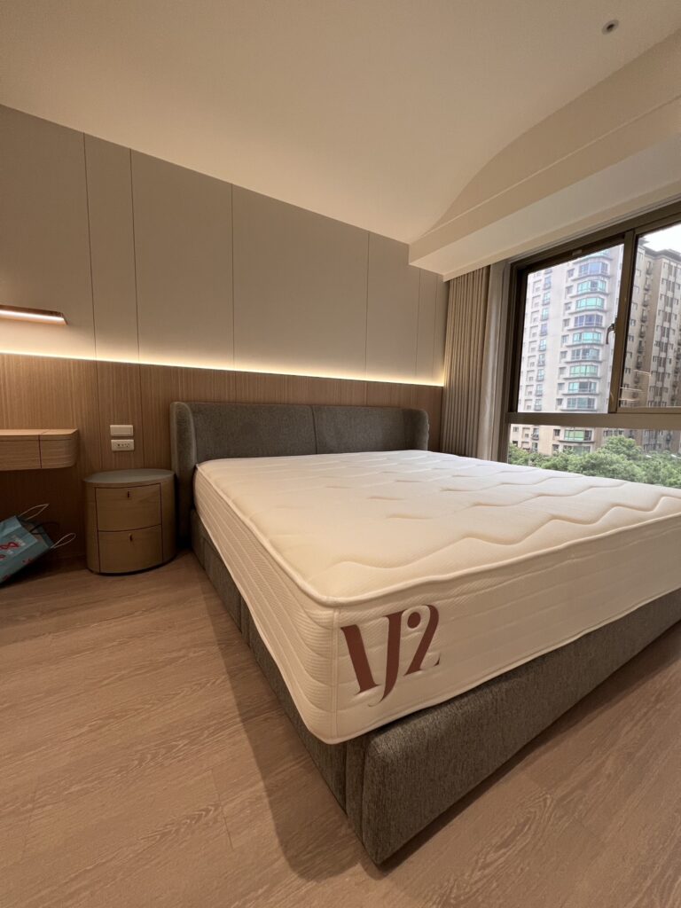 主臥空間有限，也能擁有舒適比例的客製化傢俱-3