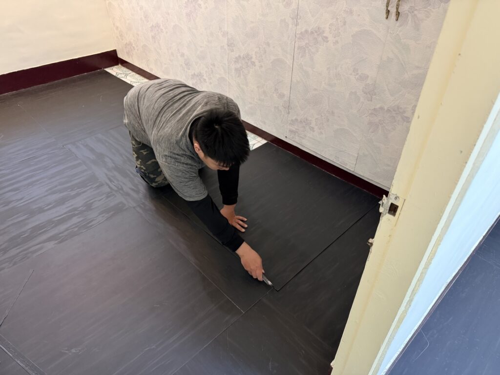 租屋空間也能安心升級｜不破壞原磁磚的塑膠地板施工紀錄-8